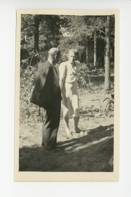 Johannes Semper ja Elo Tuglas aias  duplicate photo