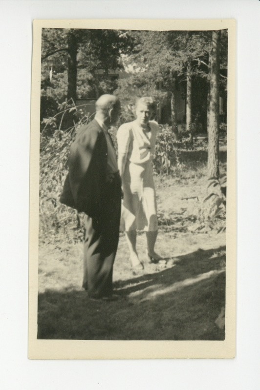 Johannes Semper ja Elo Tuglas aias