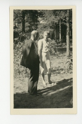 Johannes Semper ja Elo Tuglas aias  duplicate photo