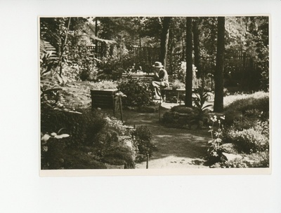 Friedebert Tuglas aias lõkke ääres istumas  similar photo