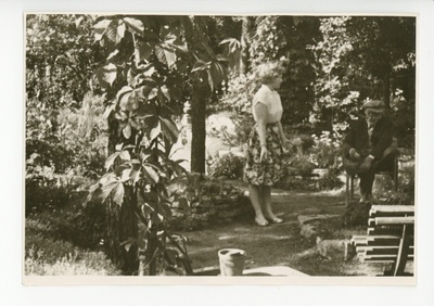 Elo Eesorg ja Friedebert Tuglas aias  duplicate photo