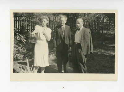 Elo Tuglas, Friedebert Tuglas ja Johannes Semper aias seismas, 1948  duplicate photo