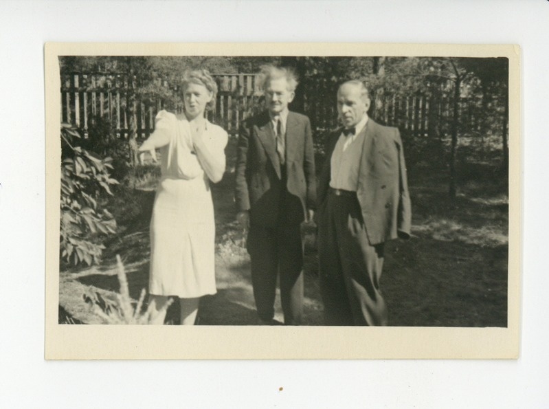 Elo Tuglas, Friedebert Tuglas ja Johannes Semper aias seismas, 1948