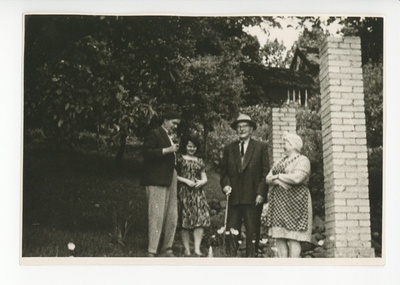 Karl Ader ja Friedebert Tuglas Viljandis doktor Läätsa maja aias, 1962  duplicate photo