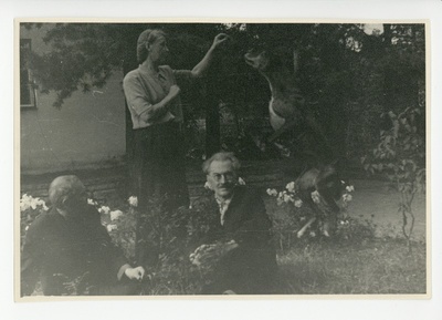 Peeter Kurvits, Friedebert Tuglas ja Elo Tuglas koera seltsis aias, 1948  duplicate photo
