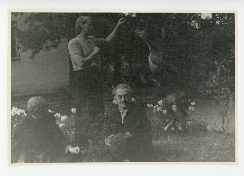 Peeter Kurvits, Friedebert Tuglas ja Elo Tuglas koera seltsis aias, 1948
