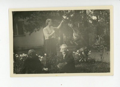 Peeter Kurvits, Friedebert Tuglas ja Elo Tuglas koera seltsis aias, 1948  duplicate photo