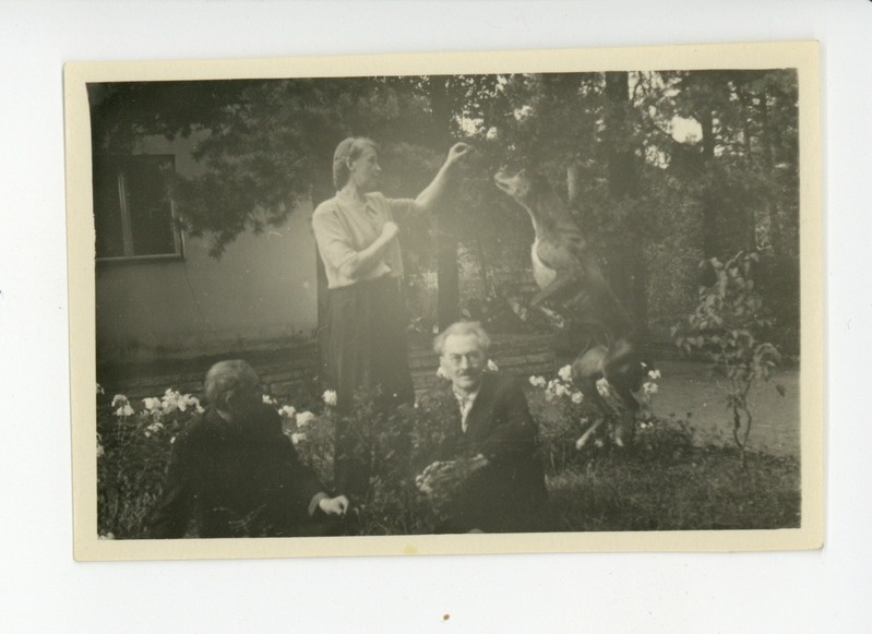 Peeter Kurvits, Friedebert Tuglas ja Elo Tuglas koera seltsis aias, 1948