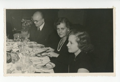 Paul Horma, Helga Kohlap ja Elo Kurvits peolaua taga, 1959  duplicate photo