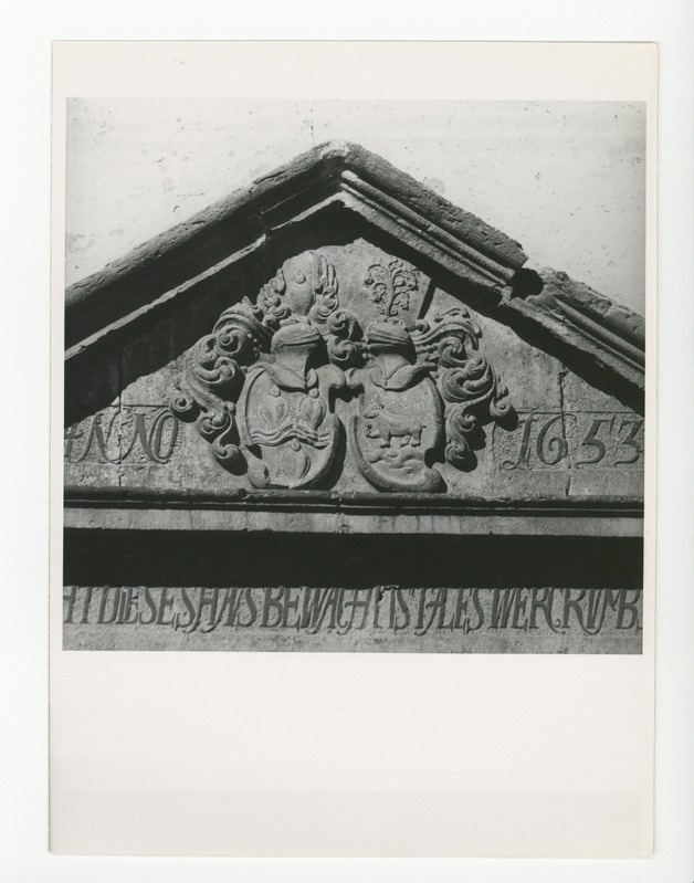 Narva, Turu tänav 12 vappidega ehisviil