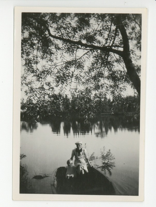 Linda Vilmre väikese S. Annistiga Raadi pargis