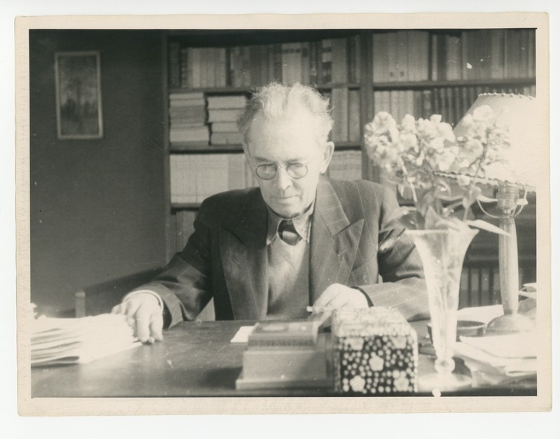 Friedebert Tuglas kirjutuslaua taga
