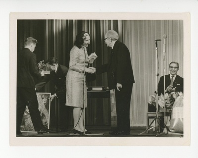 Ülo Tonts, Helene Siimisker ja Eduard Ertis tervitamas, 02.03.1966  duplicate photo