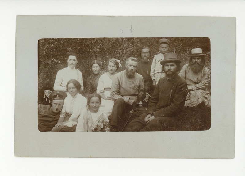 Jüri Truusmann grupi keskel Laiuse Kirikukülas, umbes 1912