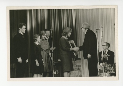 Ahja Keskkooli õpilased tervitamas, 02.03.1966  duplicate photo