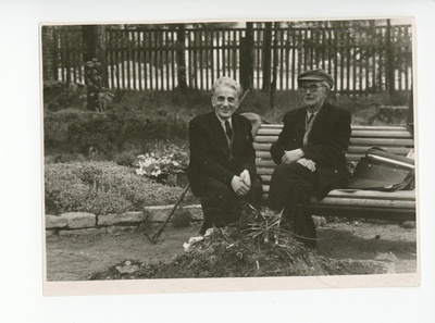 Friedebert Tuglas ja Villem Reimann lõkke ääres pingil, 1959  similar photo