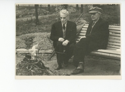 Friedebert Tuglas ja Villem Reimann lõkke ääres pingil, 1959  duplicate photo
