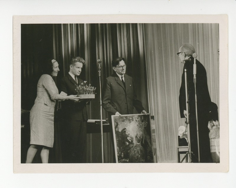 Helene Siimisker, Ülo Tonts ja Eduard Ertis tervitamas, 02.03.1966