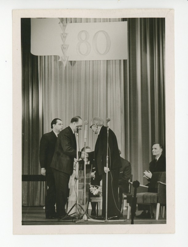 Leonid Lentsman ja Edgar Tõnurist tervitamas, 02.03.1966
