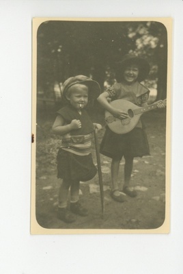 Inge Mettus ja Esther Mettus 1932. a suvel Kasaril  duplicate photo