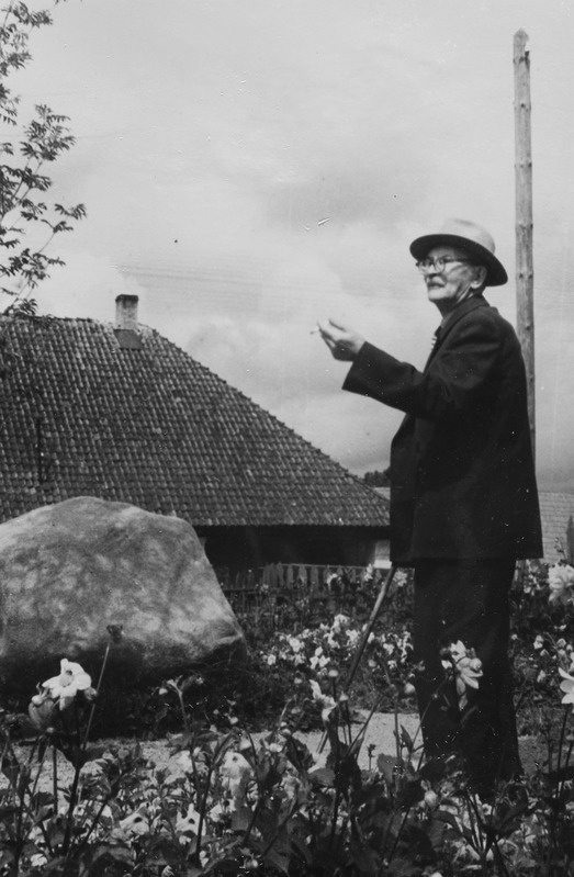 Friedebert Tuglas vana õllekoja juures