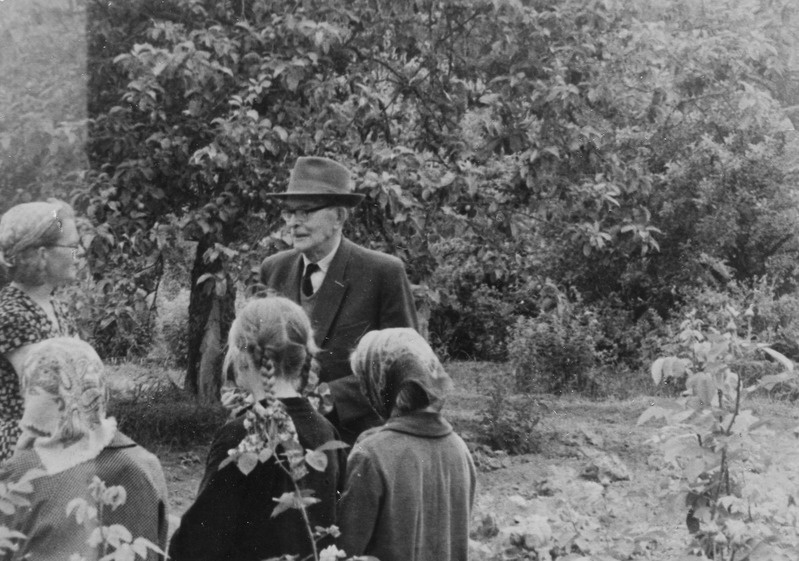 Friedebert Tuglas Ahja kooli õpilaste keskel