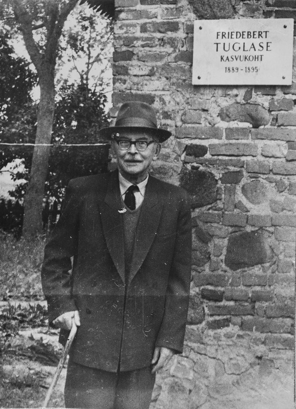Friedebert Tuglas lapsepõlvekodu ees