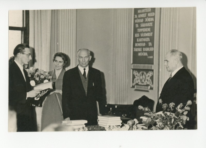 Hans Kruusi tervitavad kolleegid