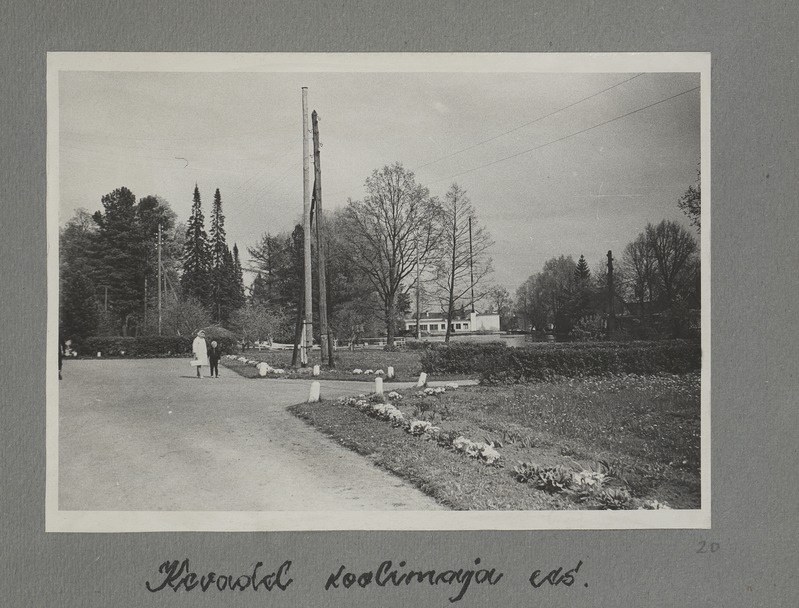 Kevadel koolimaja ees