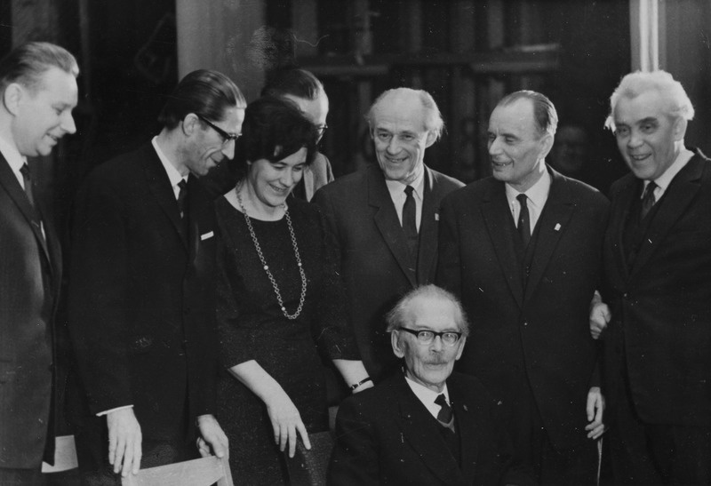Tuglas sõprade keskel