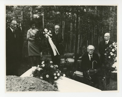 Friedebert Tuglas Elo sarga kõrval Metsakalmistul, 14.07.1970  duplicate photo
