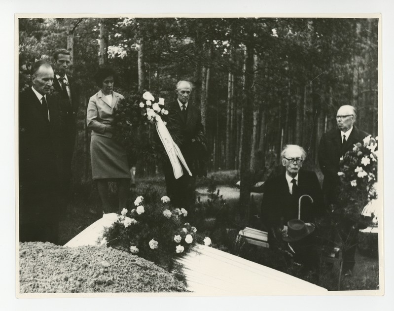 Friedebert Tuglas Elo sarga kõrval Metsakalmistul, 14.07.1970
