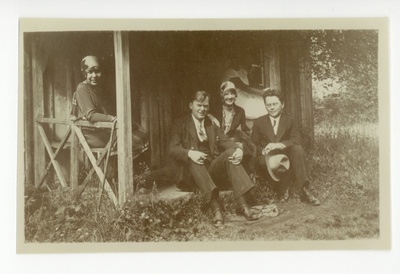 Koos Anni Mörki ja Aarne Orjatsaloga
Tuusulas Aleksis Kivi surmamaja ees, 12.07.1929  duplicate photo