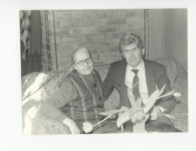 Salme Kongo ja Erik Kamberg naistepäeva lilledega, 08.03.1987