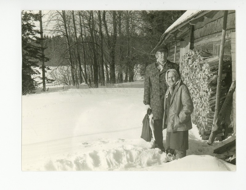 Erik Kamberg ja Salme Kongo Rüütli talu õuel, 08.03.1987