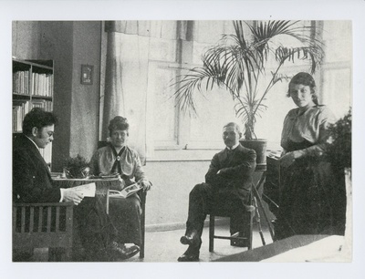 Friedebert Tuglas, Hannele Ålander, Jussi Ålander ja Elsa-Kaija Ålander 1910 lõpul Ålanderite saalis  duplicate photo