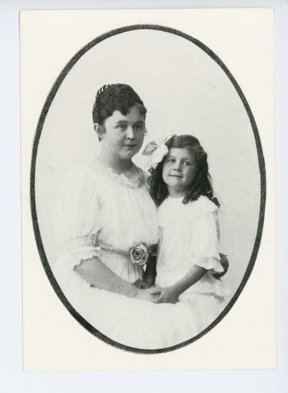 Kirjanik Hella Wuolijoki tütrega Helsingis, 1917