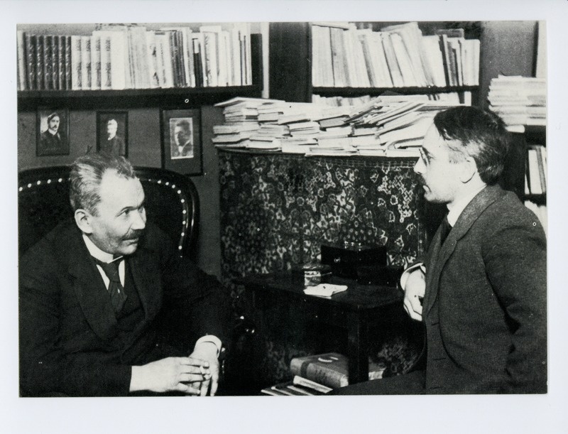 Eino Leino ja eesti luuletaja Gustav Suits viimase kodus Helsingis, 1922