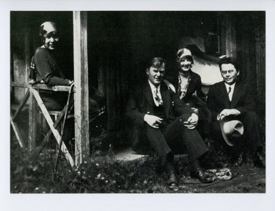 Annie Mörk, Aarne Orjatsalo, Toini Aaltonen, Friedebert Tuglas Tuusulas Aleksis Kivi surmamaja ees, 12.07.1929  duplicate photo