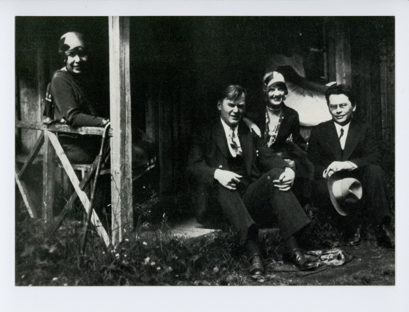 Annie Mörk, Aarne Orjatsalo, Toini Aaltonen, Friedebert Tuglas Tuusulas Aleksis Kivi surmamaja ees, 12.07.1929