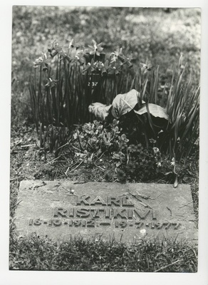 Karl Ristikivi haud Stockholmi Metsakalmistul  similar photo