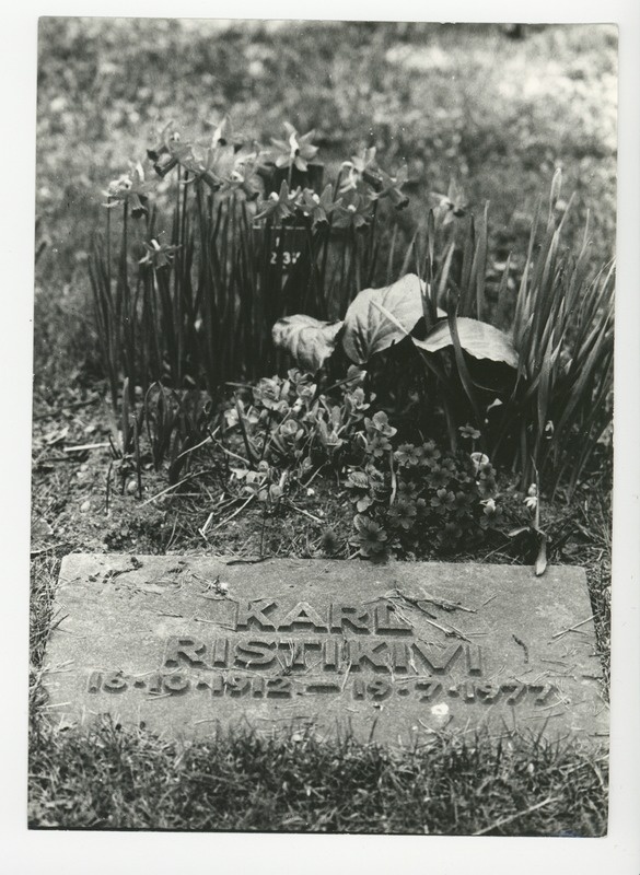 Karl Ristikivi haud Stockholmi Metsakalmistul