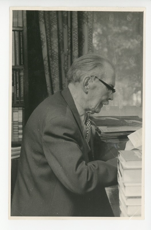 Friedebert Tuglas kirjutuslaua taga töötamas, 06.1963