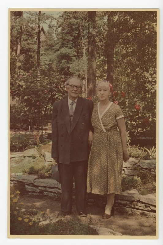 Friedebert Tuglas ja Elo Tuglas õitsvas koduaias, 1960