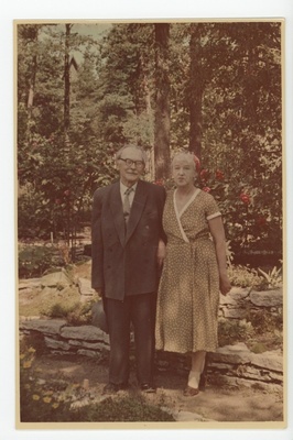 Friedebert Tuglas ja Elo Tuglas õitsvas koduaias, 1960  duplicate photo