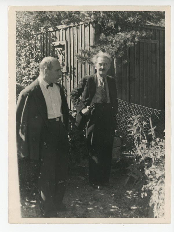 Johannes Semper Friedebert Tuglasega suvises aias