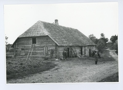 Friedebert Tuglas endise Tamme kõrtsihoone kõrval, 08.1940  duplicate photo