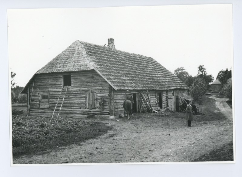 Friedebert Tuglas endise Tamme kõrtsihoone kõrval, 08.1940