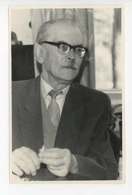 Friedebert Tuglase portree paberossiga käes  duplicate photo