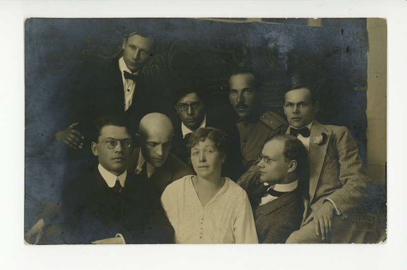 Friedebert Tuglas, Artur Adson, Marie Under, Johannes Semper, August Gailit, Hendrik Visnapuu, ülemises reas vasakult kunstnikud Peet Aren ja Otto Krusten, 17.07.1917